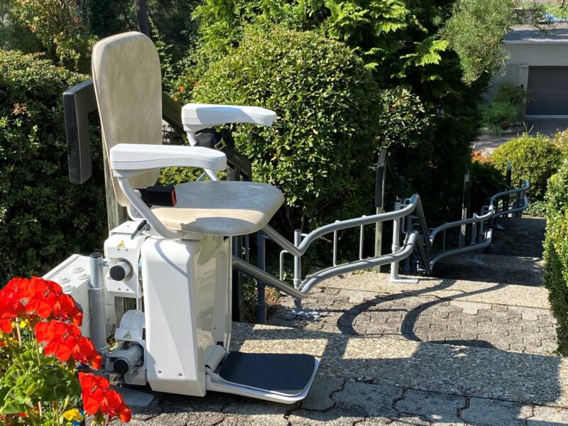 Alpha outdoor stairlift