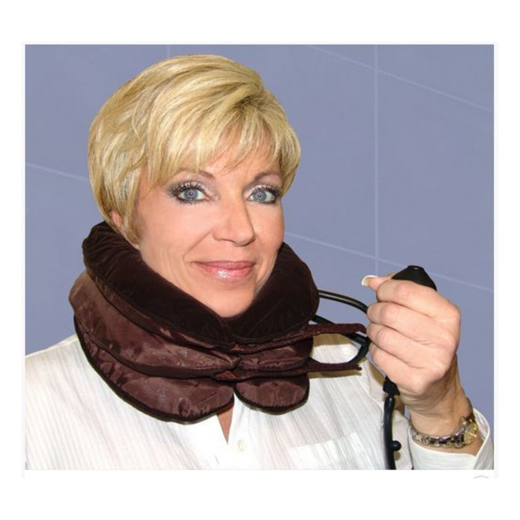Inflatable neck collar with hand pump